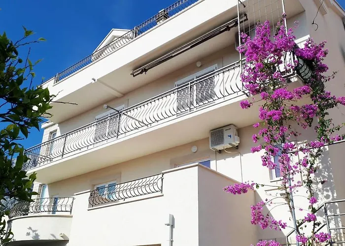Makarska Studio Apartments In The City Center Taja